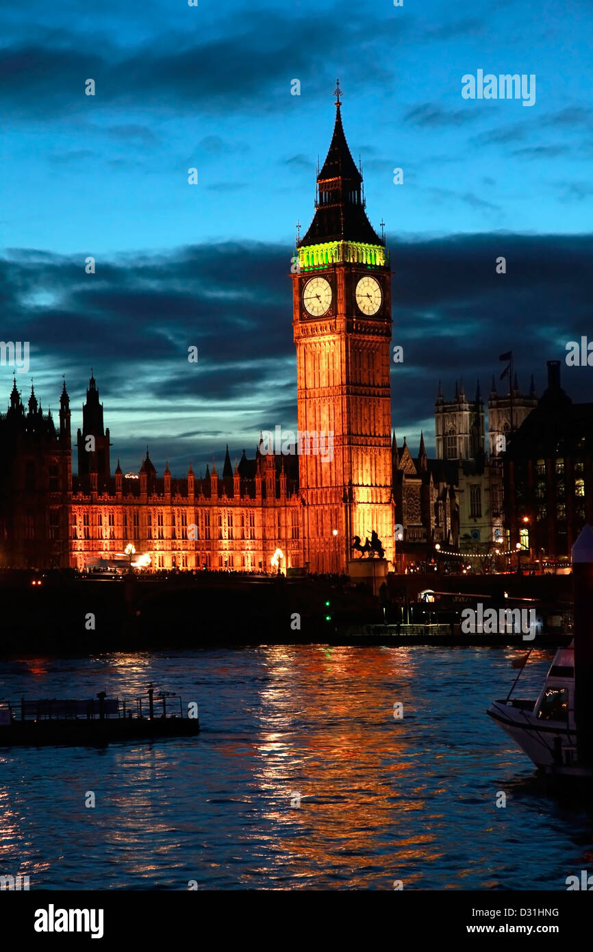 Big Ben ospita il Parlamento Fiume Tamigi Londra di notte Foto Stock