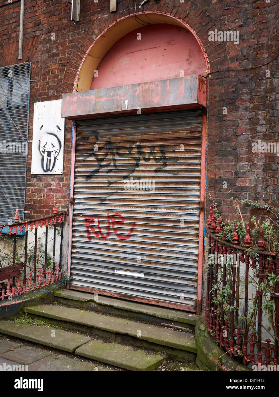 Graffiti su otturatore in Liverpool Regno Unito Foto Stock