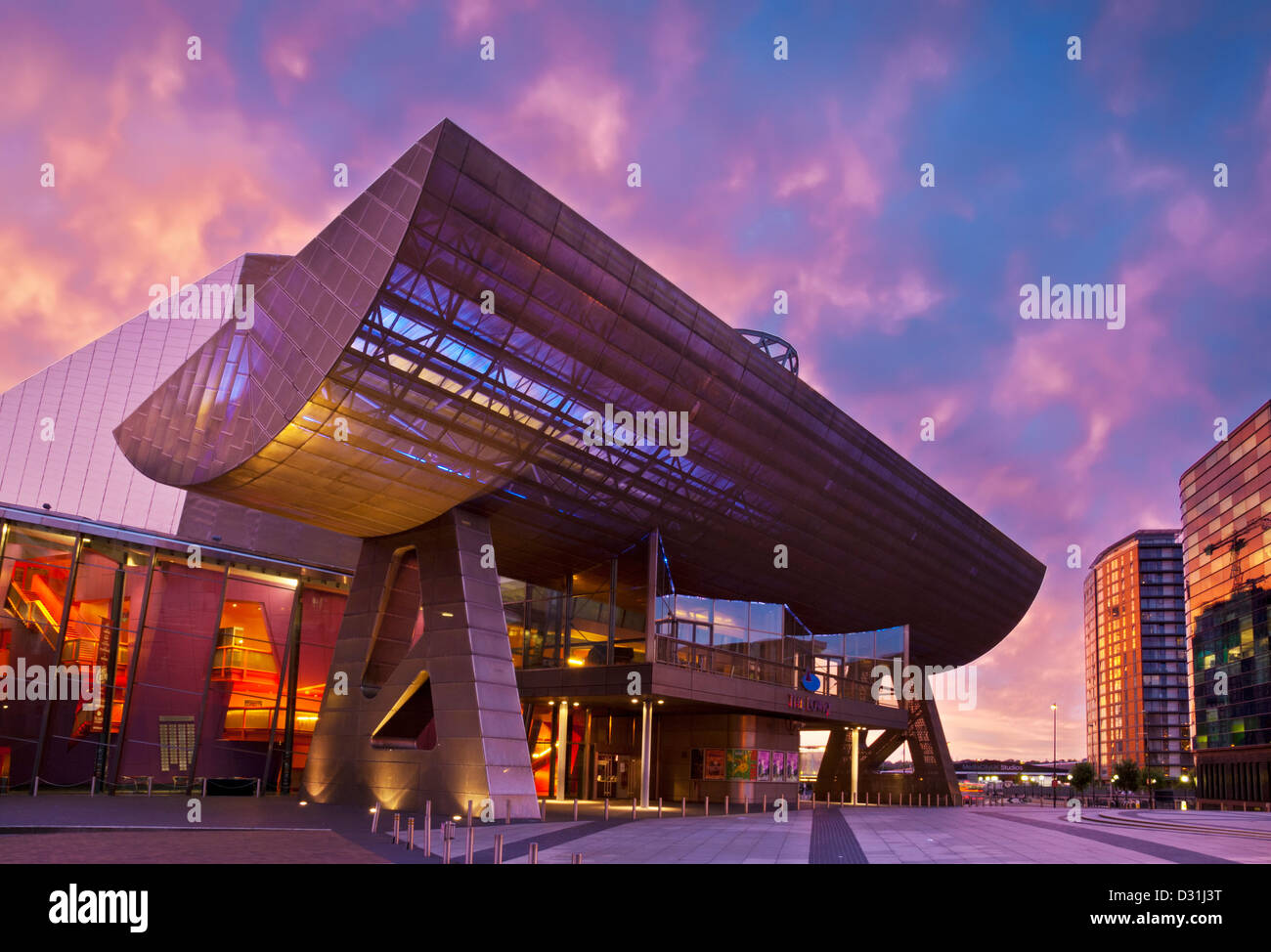 Il Lowry Centre a Salford Quays accesa al tramonto Manchester Greater Manchester Lancashire Inghilterra GB UK EU Europe Foto Stock