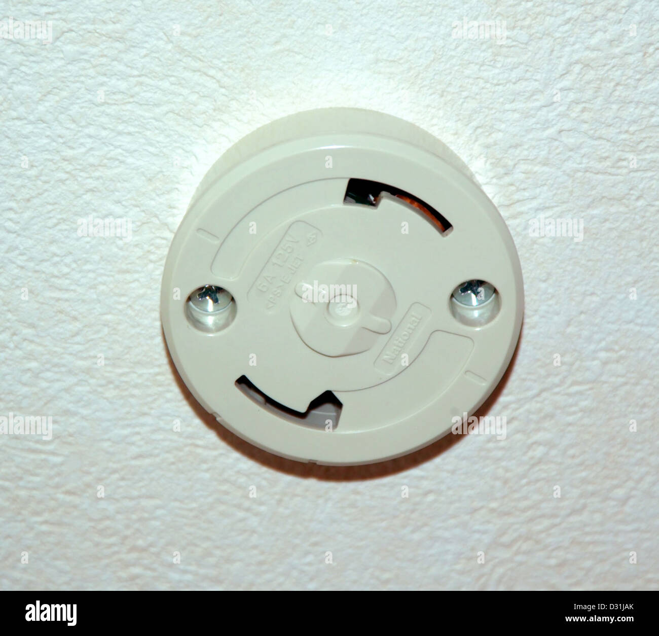 Montato a soffitto lampadario staffa fornisce i contatti elettrici e supporto meccanico. Foto Stock