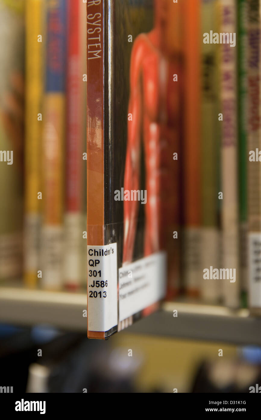 Messa a fuoco selettiva mostrante una Biblioteca del Congresso la chiamata di sistema# etichetta su un dorso di un libro Foto Stock