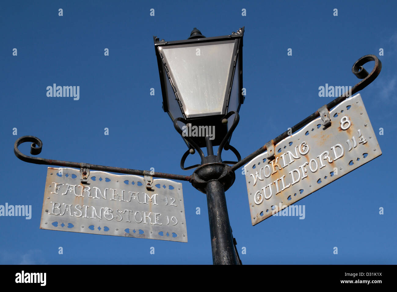 Ricerca tradizionale lampada posta con indicazioni a Bagshot, Surrey, Regno Unito. Foto Stock