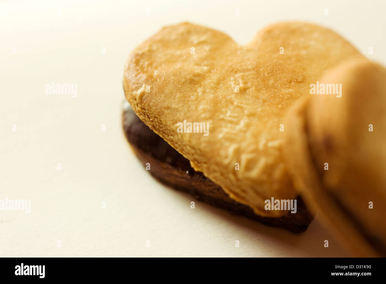 Al cioccolato a forma di cuore biscotti al burro con il tema di un il giorno di san valentino regalo. Dolce commestibili considera come espressione di amore. Foto Stock