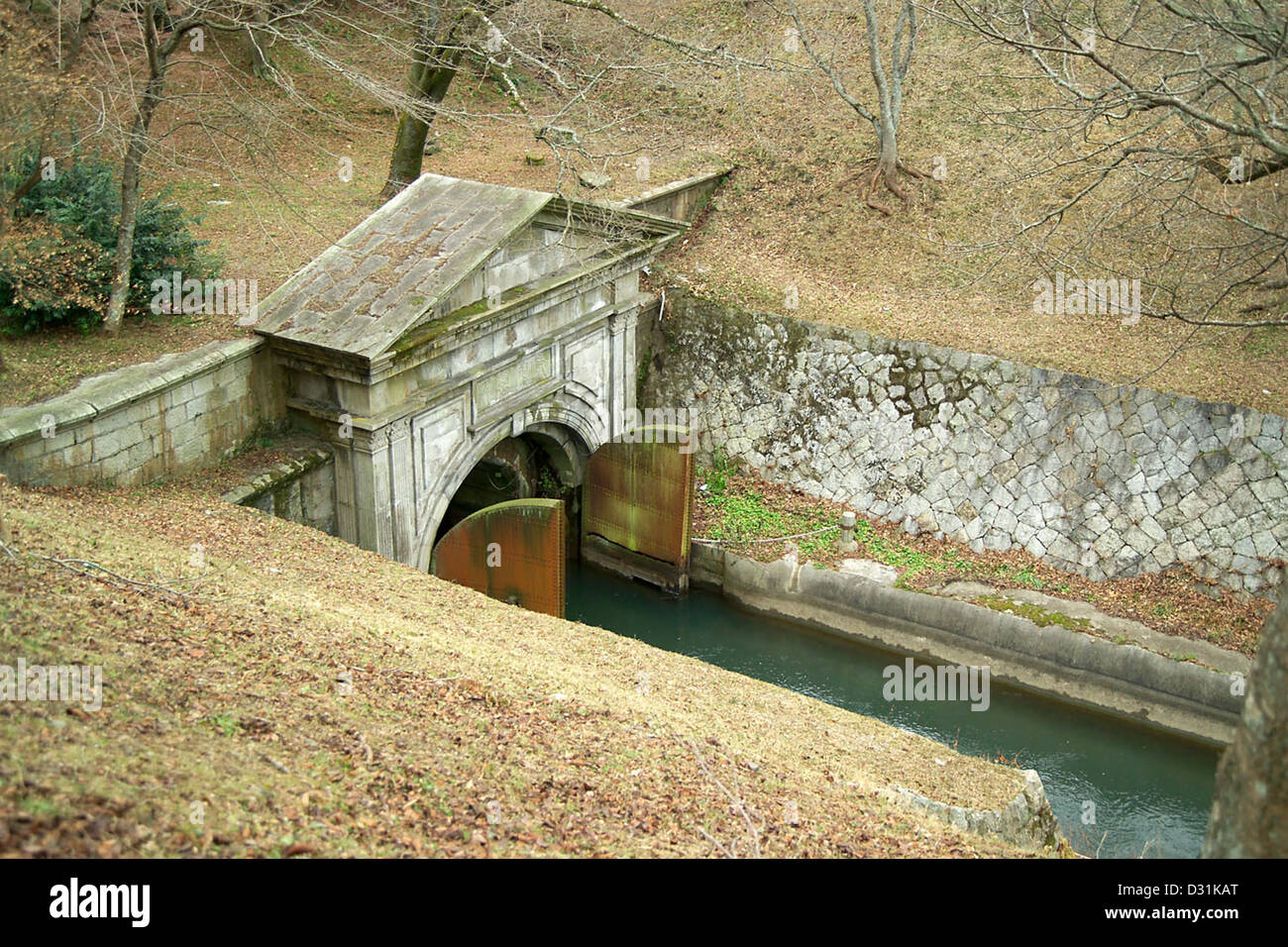 Biwako Sosui è un canale artificiale costruito per deviare l'acqua dal lago Biwa nella prefettura di Shiga alla città di Kyoto. Questo canale storico, risalente al XIX secolo, è una caratteristica importante del sistema di gestione delle acque della regione e ha svolto un ruolo chiave nel fornire a Kyoto acqua dolce sia per l’agricoltura che per l’uso quotidiano. Foto Stock