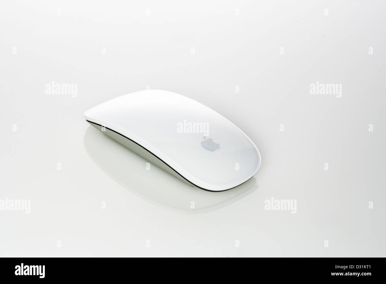 Il mouse del computer Apple Macintosh, iMac bianco, tecnologia Wireless, tagliare, design, isolata, sfondo bianco, un singolo oggetto P Foto Stock