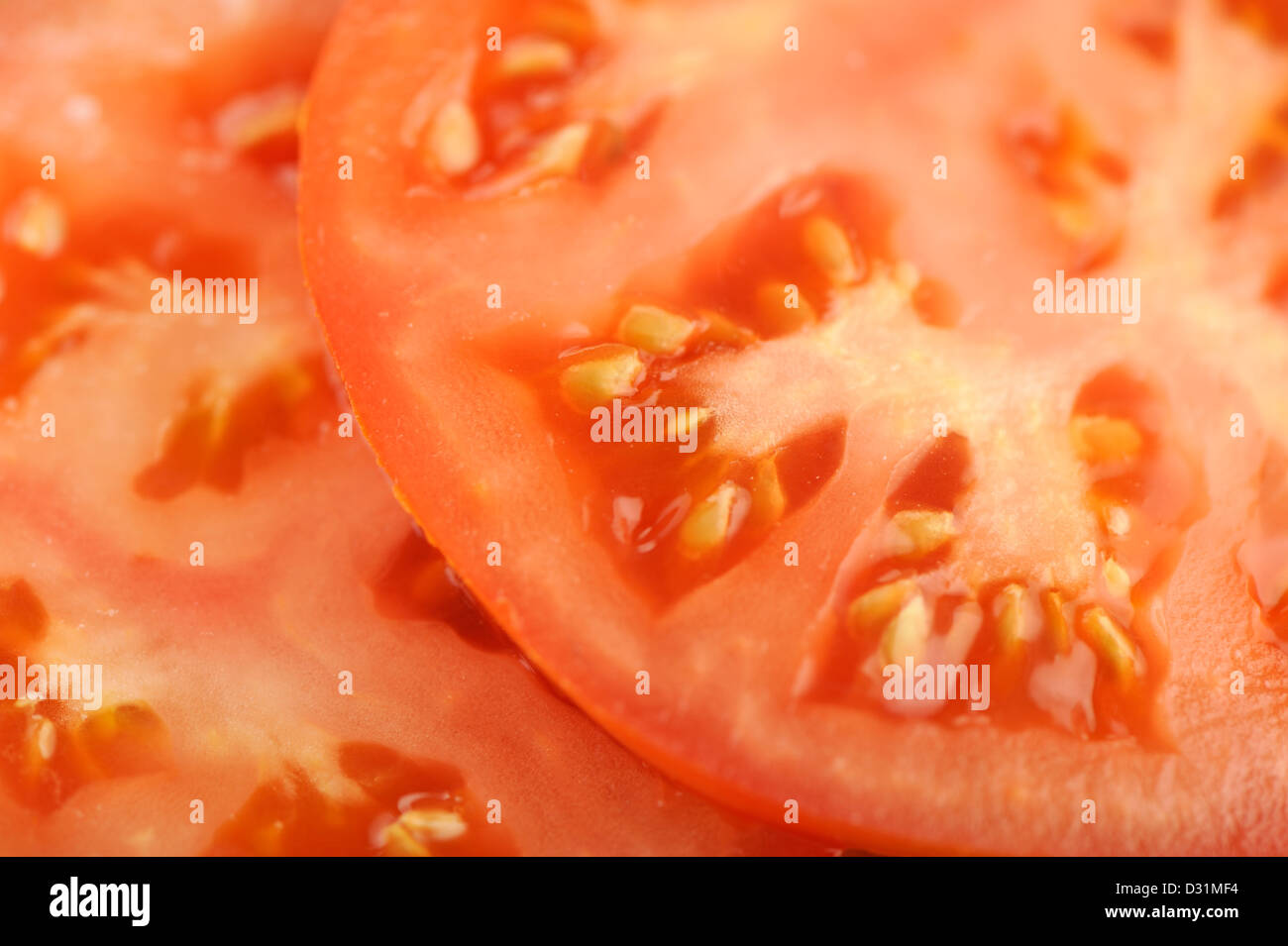 Close up di un pomodoro a fette, il fuoco selettivo. Foto Stock