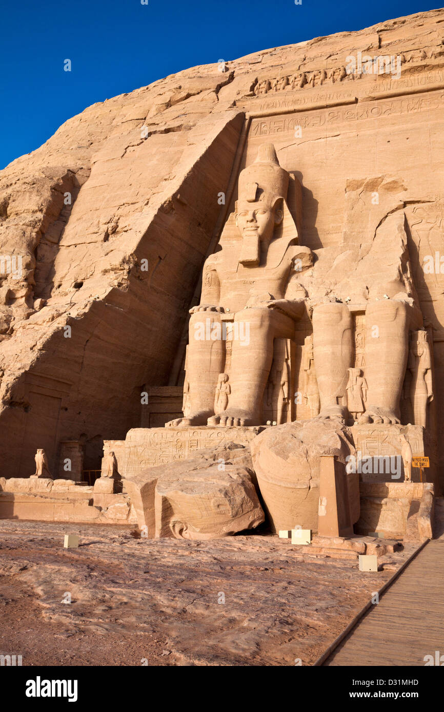 Statue del faraone Ramesse II che indossa la doppia corona Atef dell'Alto e del Basso Egitto ad Abu Simbel Foto Stock