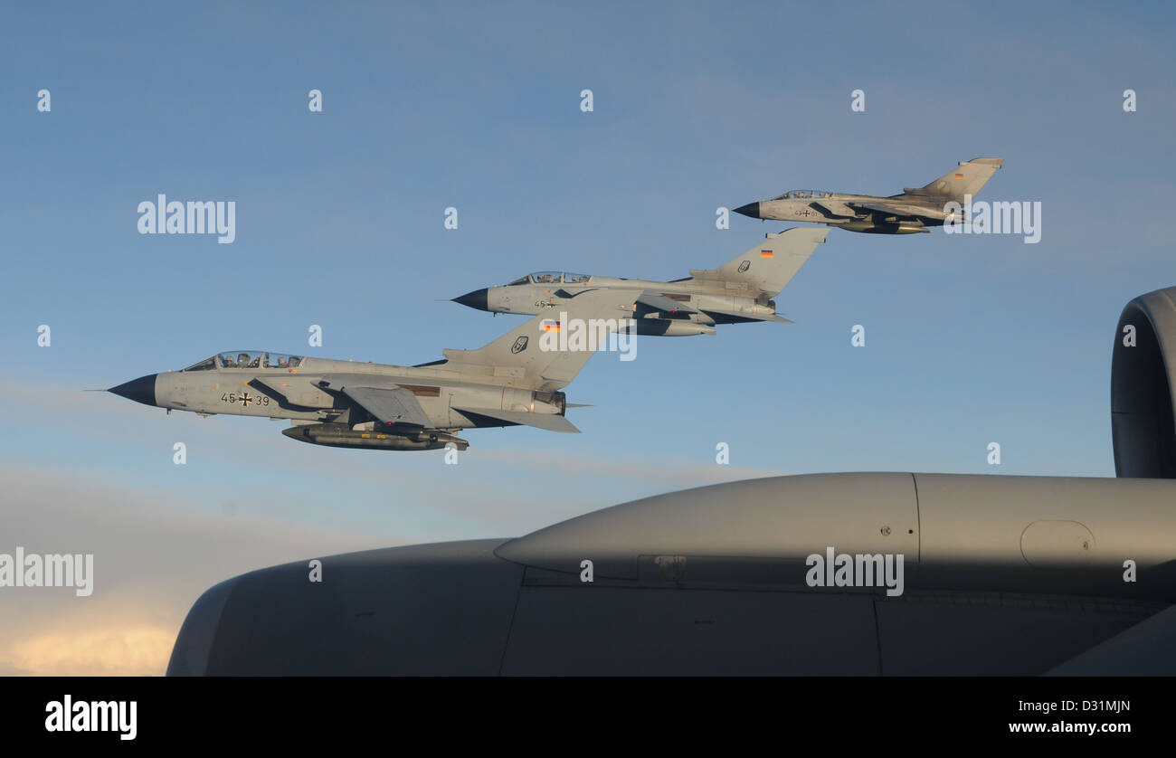 Tre Tornado PA-200 da Buechel Air Base, Germania, volare accanto a un KC-135R Stratotanker dal centesimo Air Refuelling Wing, RAF Mildenhall, Inghilterra, dopo la ricezione del carburante 5 Febbraio, 2013, in Germania. Cinque aeromobili ha ricevuto un totale di 15,600 libbre di carburante bef Foto Stock