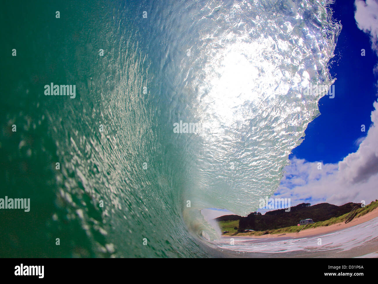 Cavo onda surf la rottura sul litorale di Tauranga Bay Foto Stock