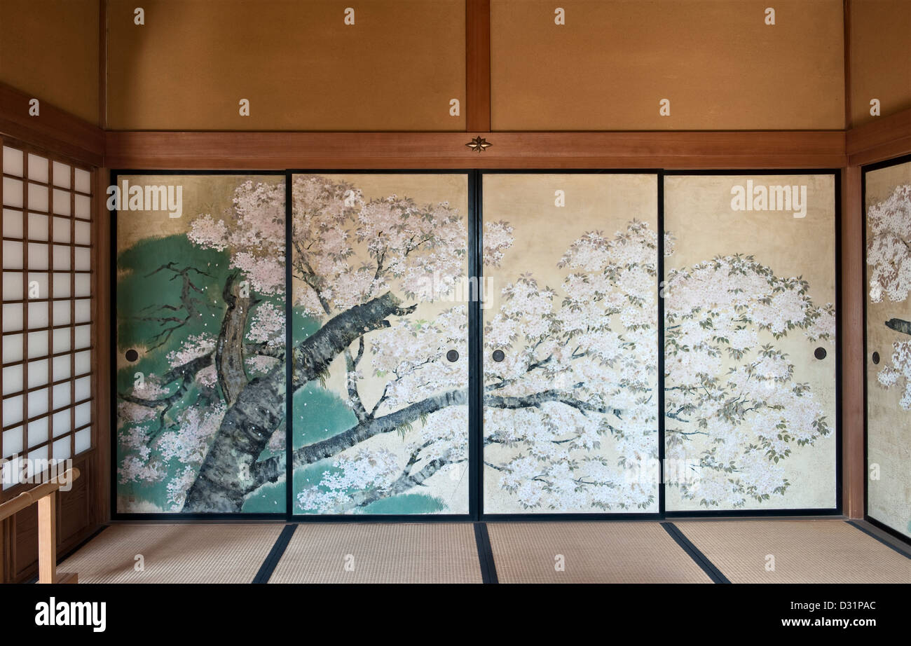 Nei famosi giardini di Kairaku-en, Mito, Giappone, l'edificio Kobuntei è  noto per le sue porte scorrevoli splendidamente decorate (fusuma Foto stock  - Alamy
