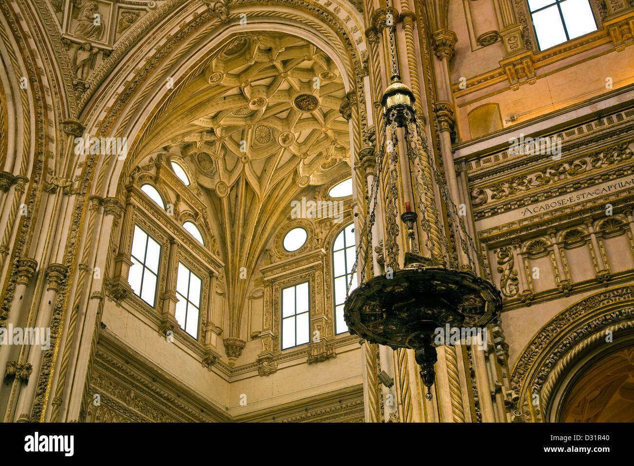 Finestre e soffitto dettaglio da Moschea-cattedrale, la Mezquita, a Cordoba, Andalusia, Spagna Foto Stock