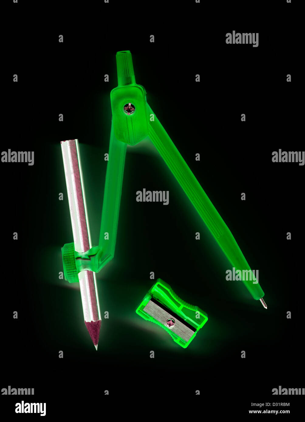 Geometria verde bussola con matita e sharpener , un disegno tecnico strumento che può essere utilizzato per l'incisione cerchi, ecc Foto Stock