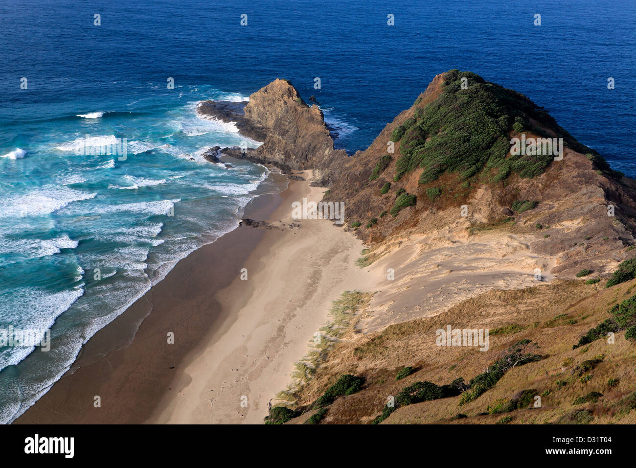 Cape Reinga (Te Rerenga Wairua) dove il Mare di Tasman e oceani Pacifico si incontrano in corrispondenza della parte superiore dell'Isola del nord. Foto Stock