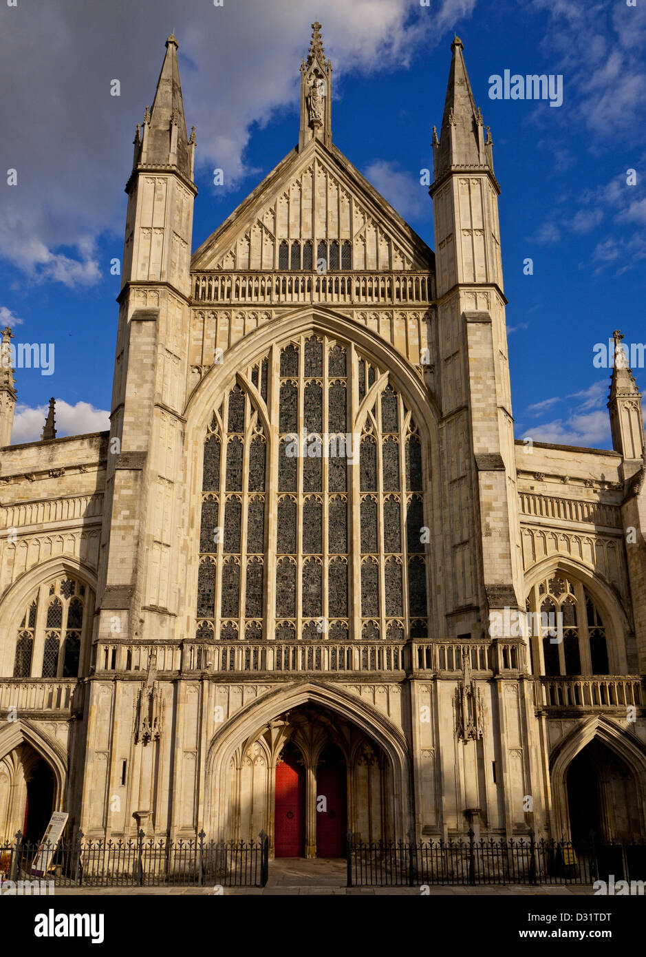 La Cattedrale di Winchester accesa dal tardo pomeriggio di sole Inghilterra Hampshire REGNO UNITO Foto Stock