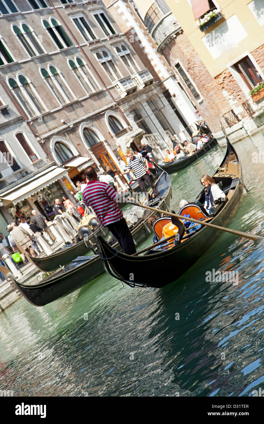 Gondoliere e gondola sul Canal, Venezia, Italia Foto Stock
