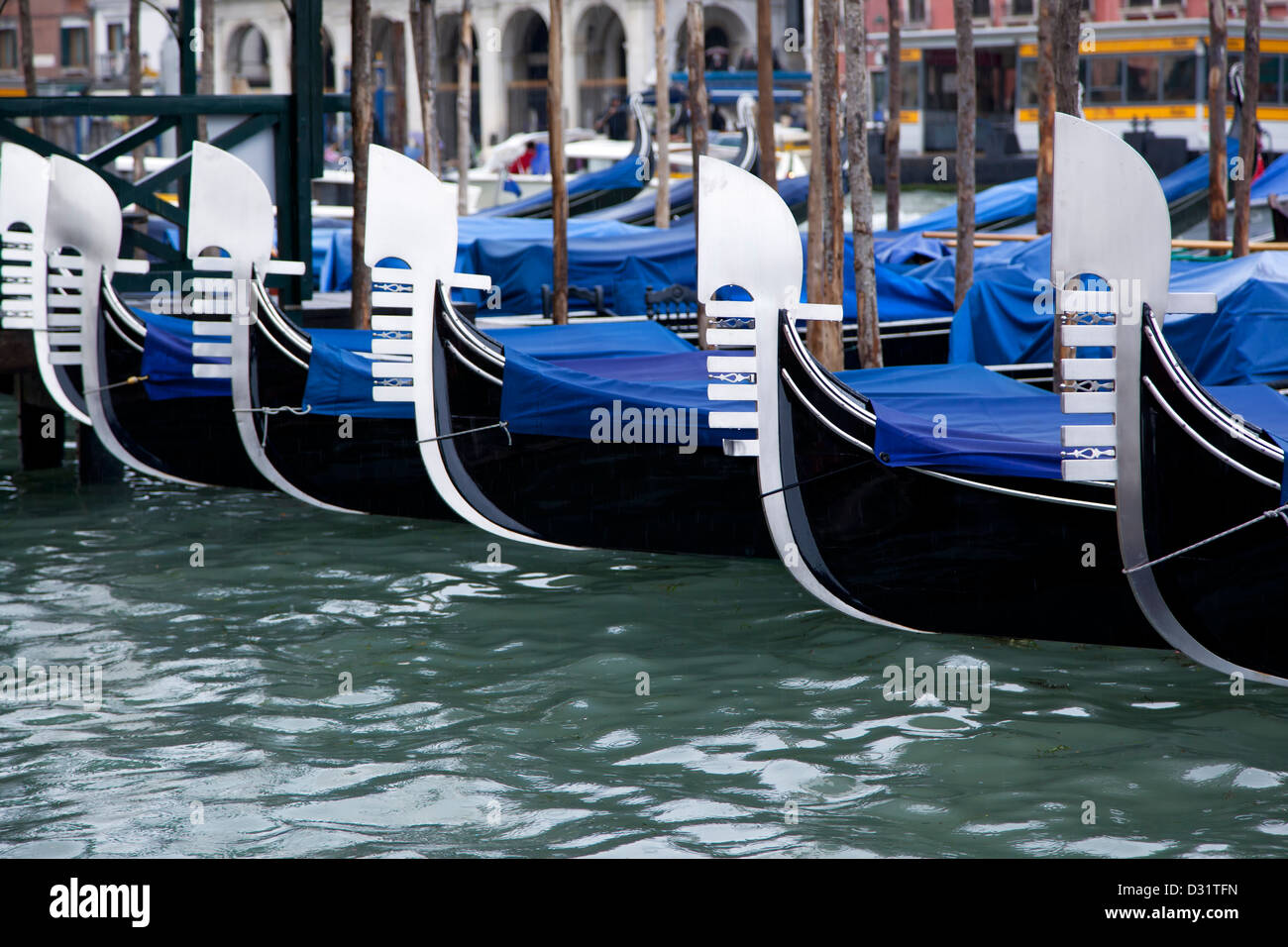 Gondole vicino al Ponte di Rialto, Venezia, Italia Foto Stock