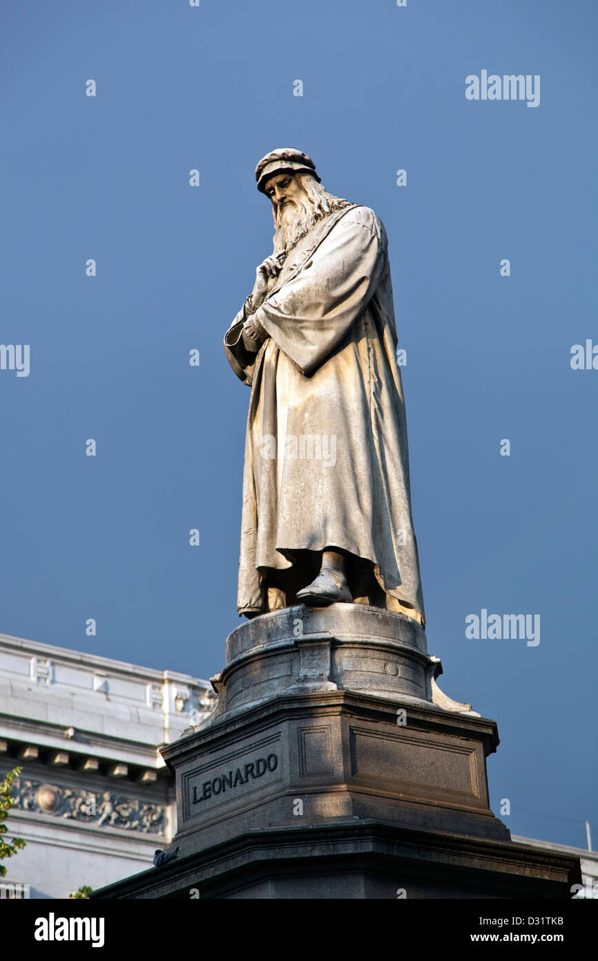 Statua di Leonardo da Vinci, La Scala Square, Milano, Italia Foto Stock