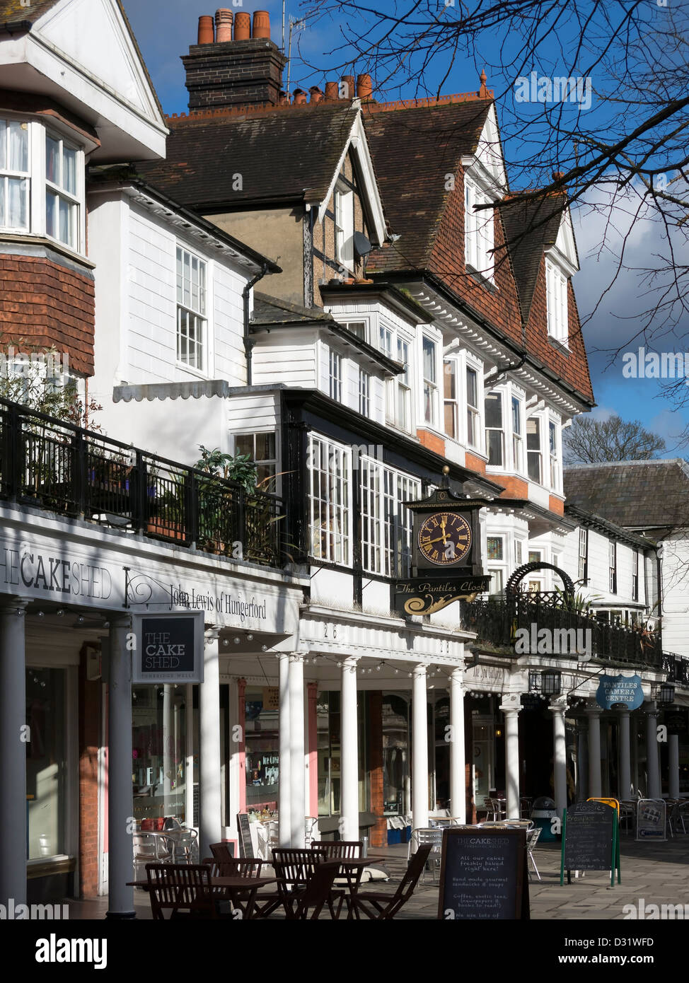 Colonnato georgiana del vecchio negozio fronti, The Pantiles, Royal Tunbridge Wells, Kent, England, Regno Unito Foto Stock