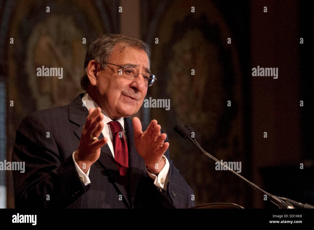 Il Segretario alla difesa degli Stati Uniti Leon Panetta parla a studenti del college presso la Georgetown University Febbraio 6, 2013 a Washington DC. Panetta steso un resoconto dettagliato dei tagli drastici che insorgerebbero sequestro dovrebbe prendere effetto. Stati Uniti d'America. Foto Stock