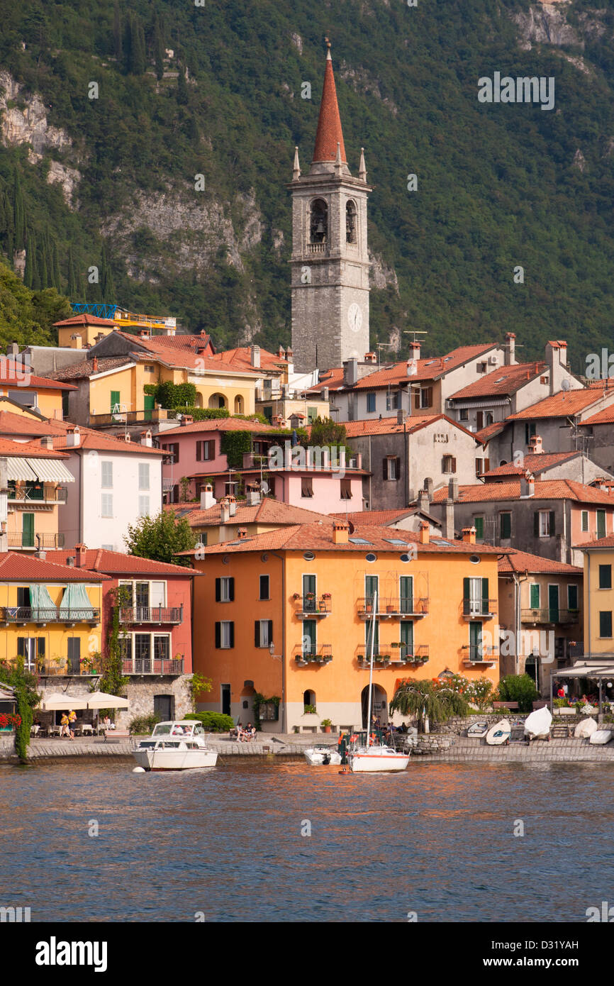 Varenna, Lago di Como, Italia, vista la città e la torre campanaria Foto Stock