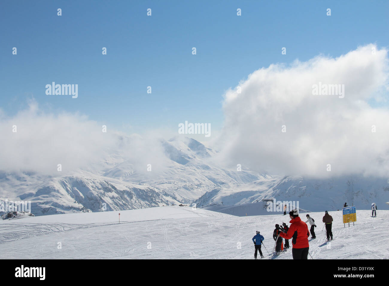Gli sciatori tra le nuvole in montagna sci Arlberg Lech, Austria Foto Stock