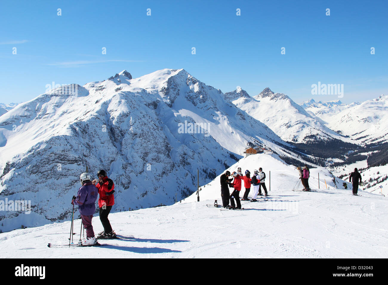 Gli sciatori tenendo nella vista sulle piste da sci a Lech, Austria. Foto Stock