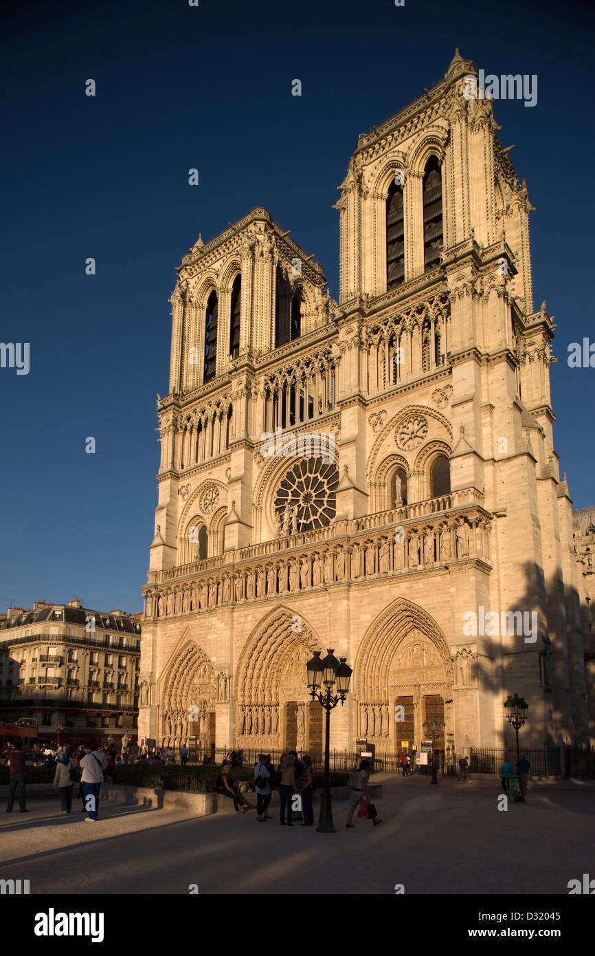 Facciata ovest la CATTEDRALE DI NOTRE DAME ILE DE CITE PARIGI FRANCIA Foto Stock