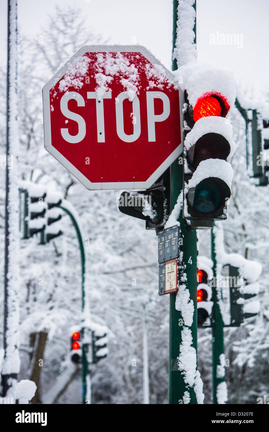 Inverno, coperta di neve semaforo. Foto Stock