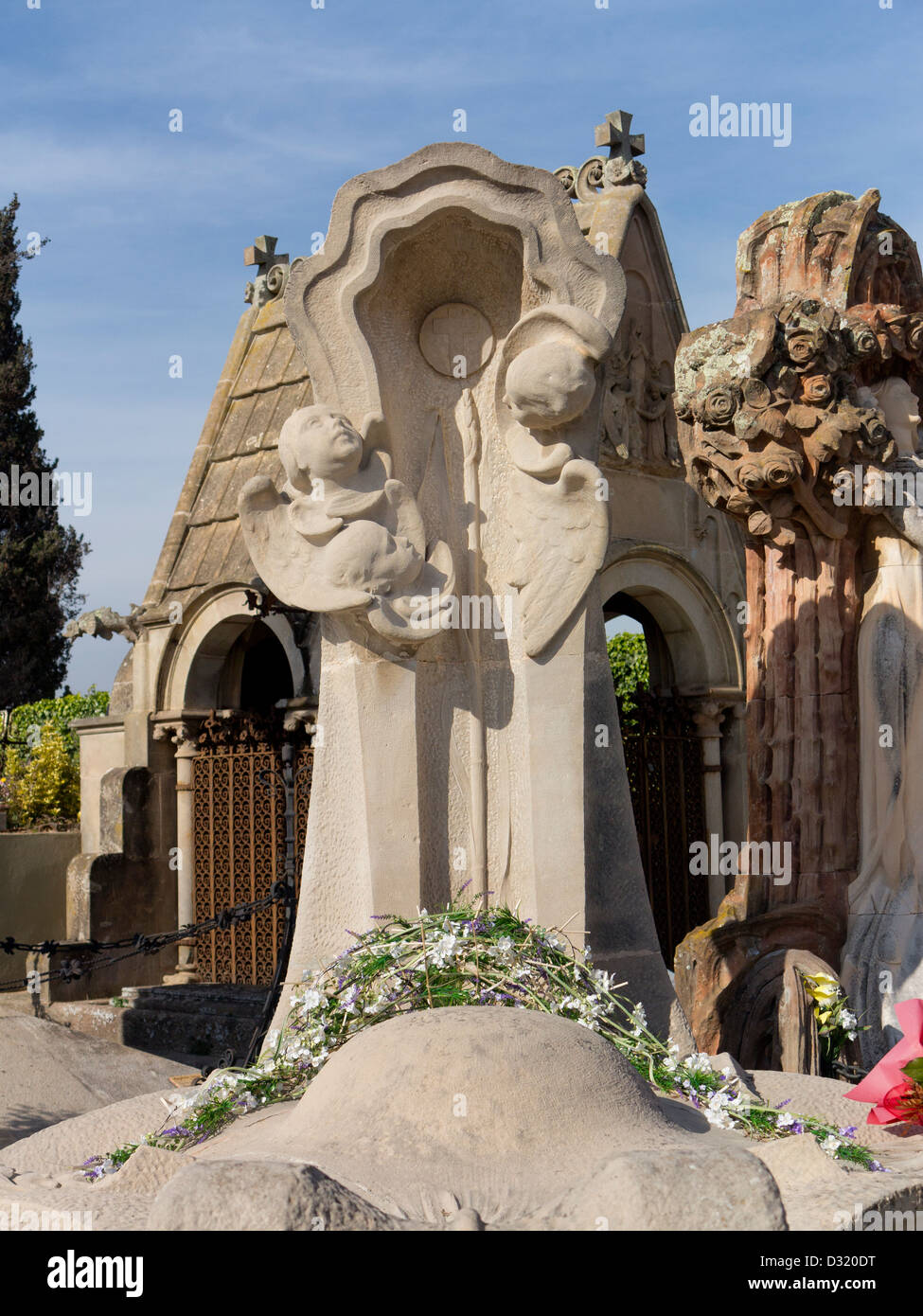 Vista del cimitero di Lloret de Mar, uno dei più significativi esempi del catalano arte funeraria di epoca modernista. Foto Stock