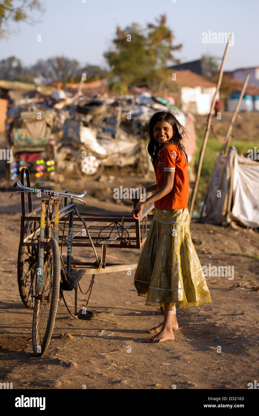 Ragazza ridere con il suo triciclo Madhya Pradesh India Foto Stock