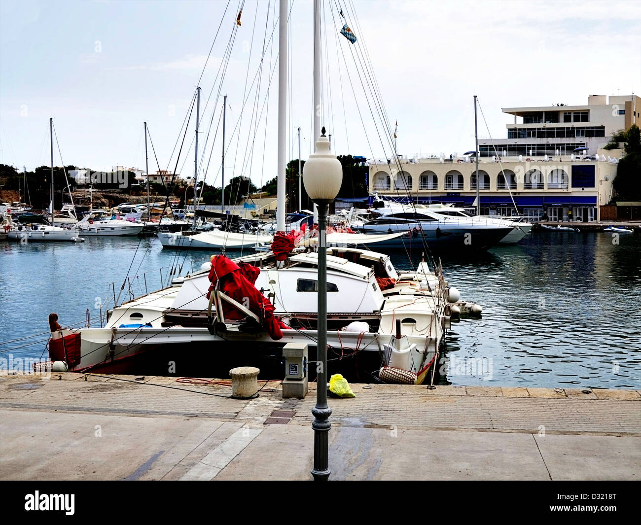 Porto Cristo Porto è un porto naturale che ancora le case piccole barche di pescatori sulla costa orientale di Mallorca Foto Stock