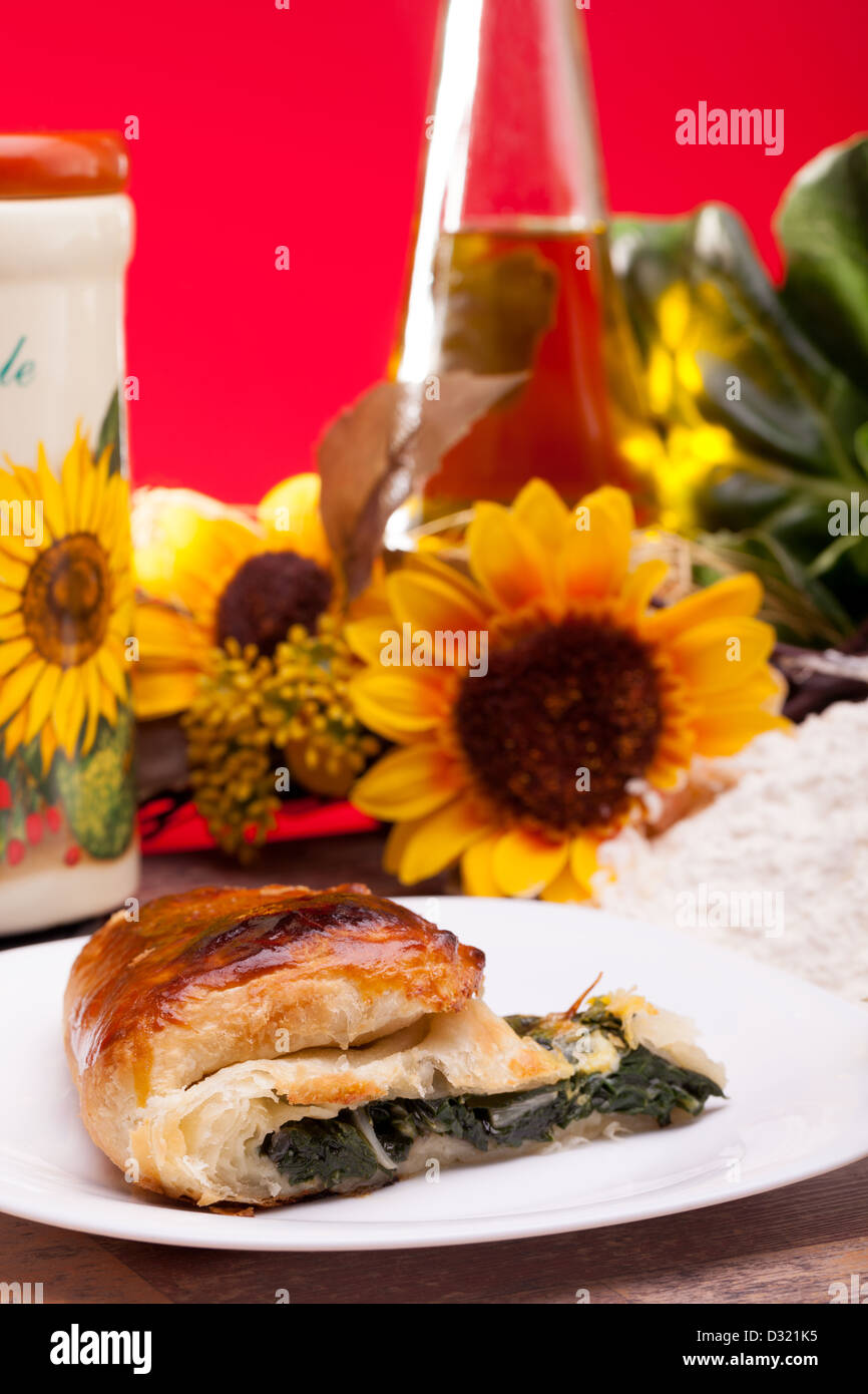 Fetta di torta con bietole Foto Stock