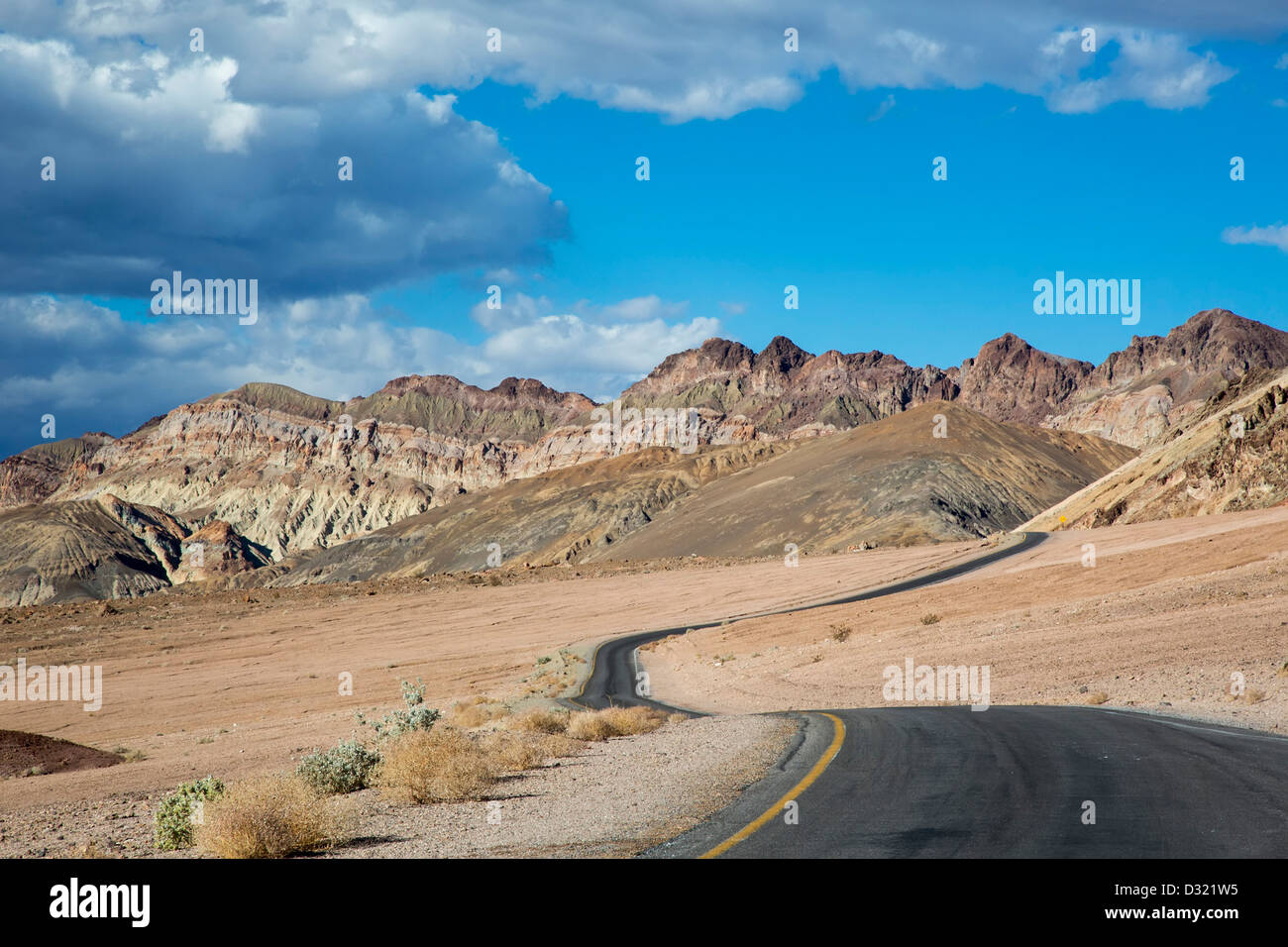 Parco Nazionale della Valle della Morte, California - artisti, una unità di strada panoramica attraverso colorate vulcaniche e sedimentarie colline. Foto Stock