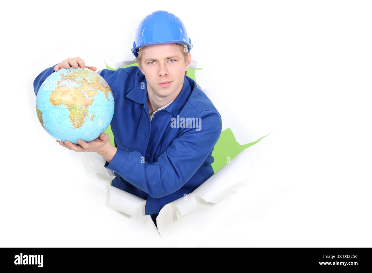 Artigiano che pongono in un foro della parete di carta e tenendo un globo Foto Stock