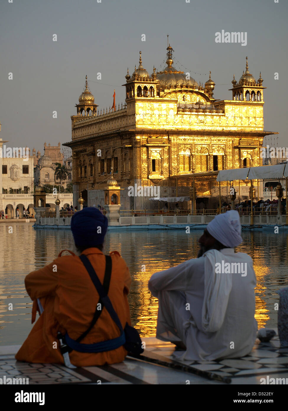 Due uomini Sikh al tempio d'oro di Amritsar, il Punjab, India Foto Stock