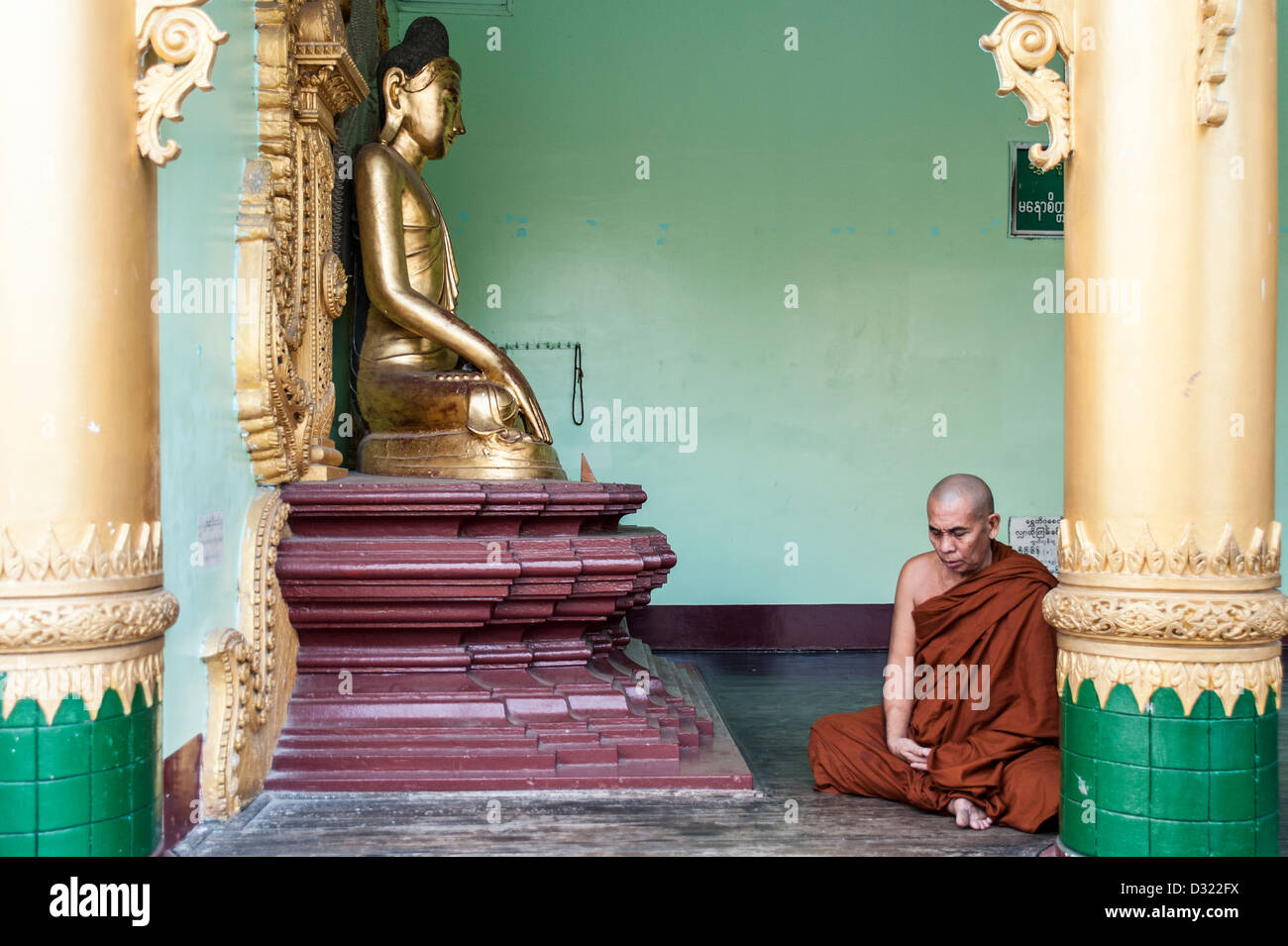 Un buddista birmano monaco medita di Shwedagon pagoda Yangon Foto Stock