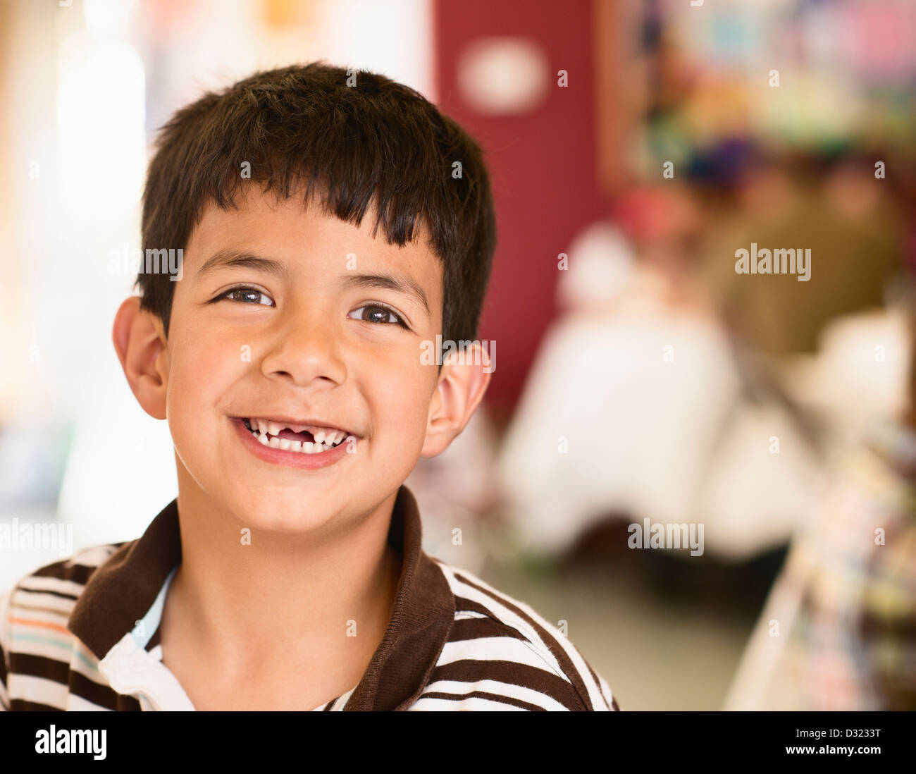 Ispanico boy sorridente con gap nei suoi denti Foto Stock