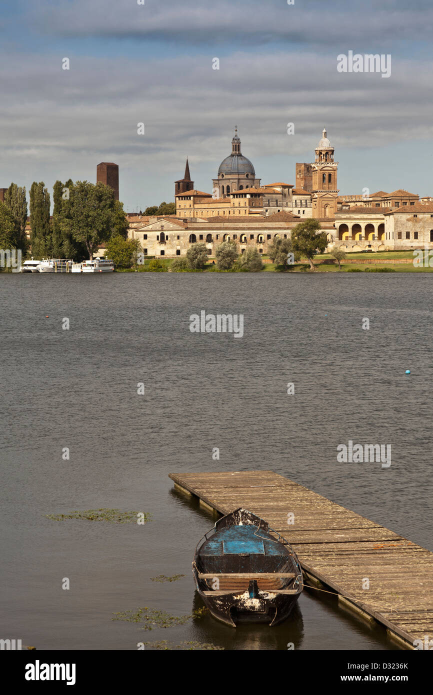 Il lago di fronte a Palazzo Ducale Foto Stock