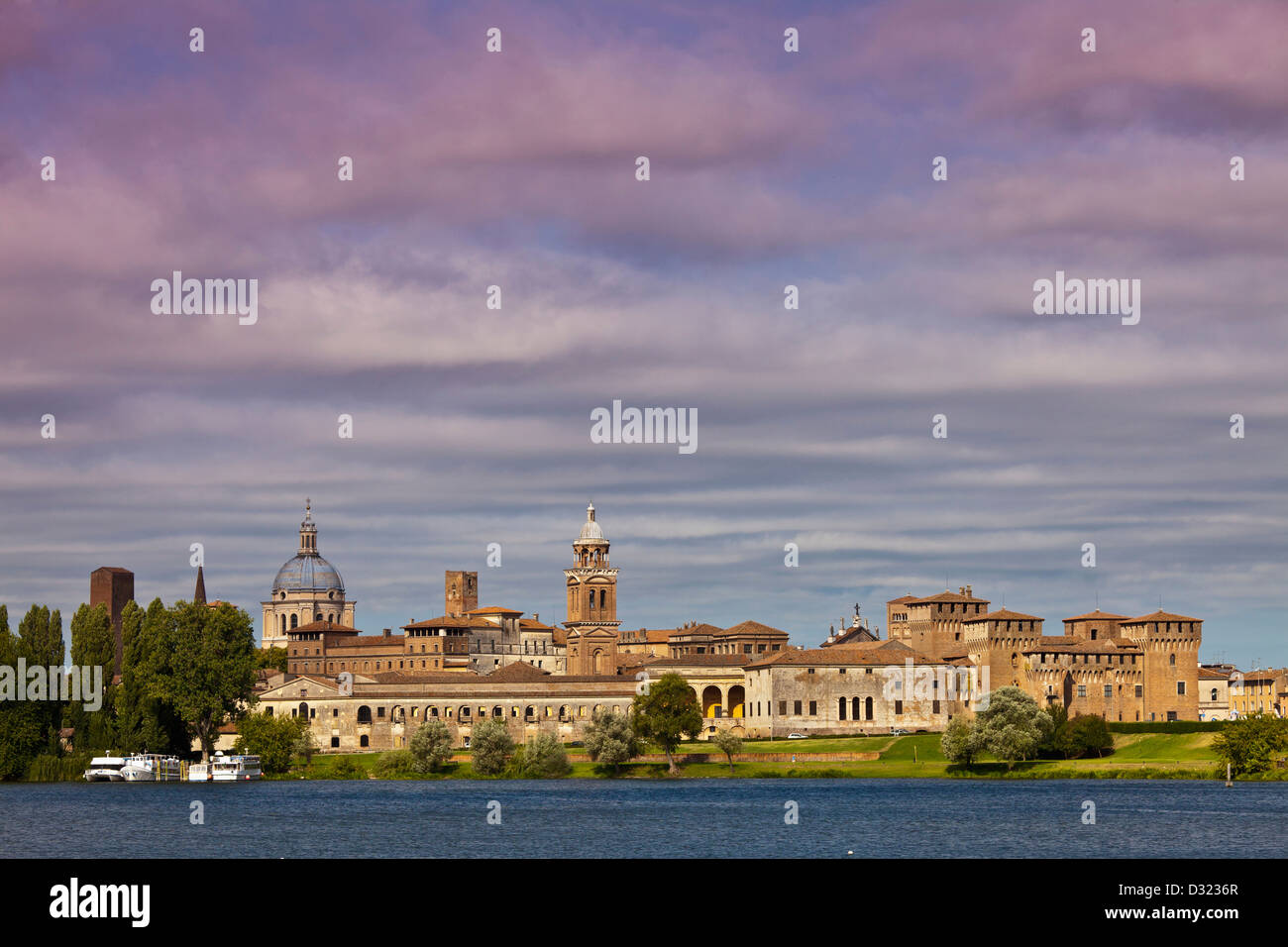 Il lago di fronte a Palazzo Ducale Foto Stock