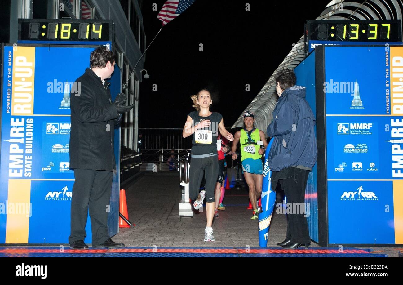 6 febbraio 2013 - Manhattan, New York, Stati Uniti - KELLY RIPA attraversa la linea di arrivo al 2013 Empire State Building Run-Up, una salita verticale di 1,576 scale fino 86 storie per un totale di circa un quarto di miglio, Mercoledì, 6 febbraio 2013. (Credito Immagine: © Bryan Smith/ZUMAPRESS.com) Foto Stock