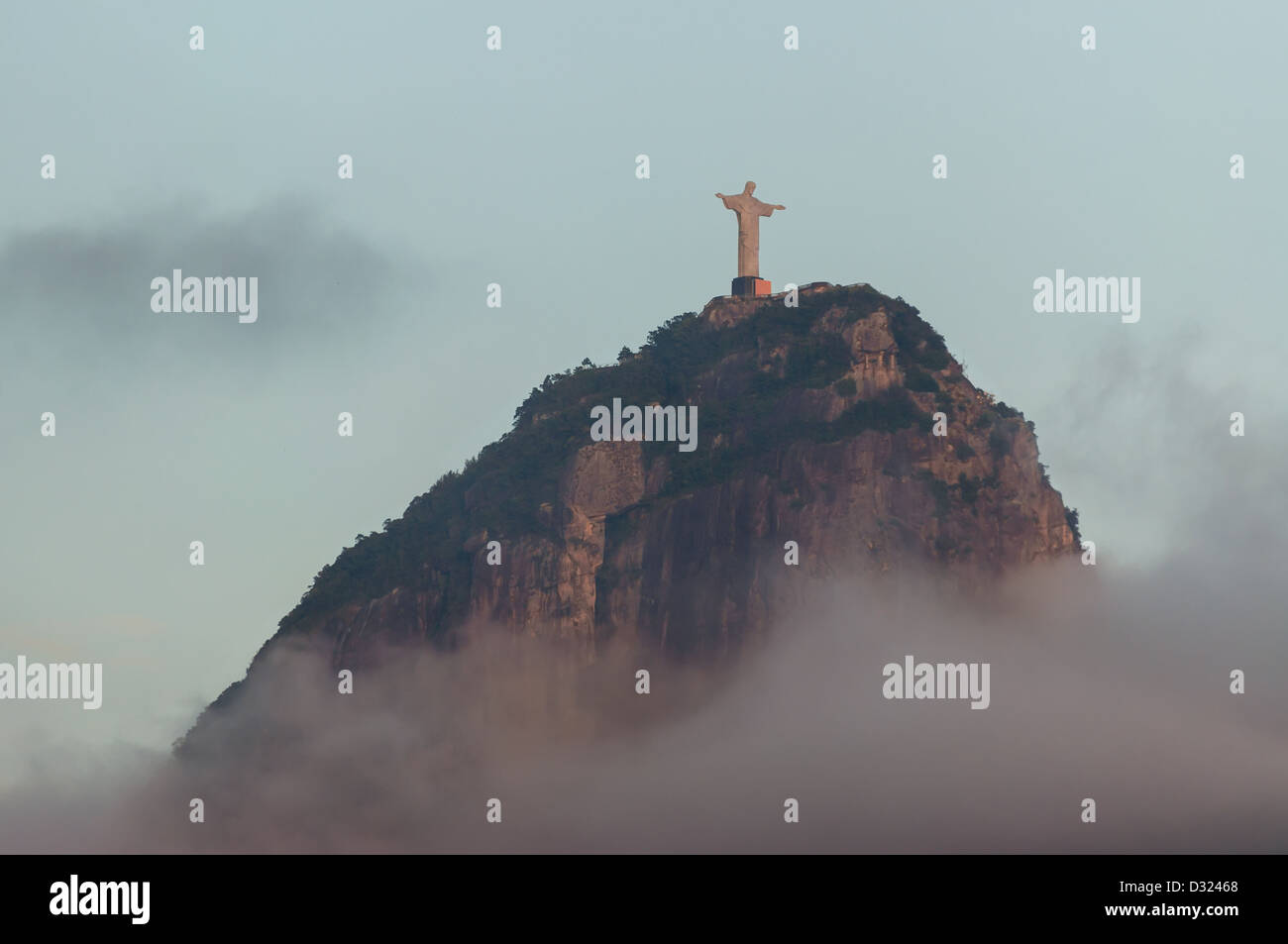 Monte Corcovado e Cristo Redentore a Rio de Janeiro al di sopra delle nuvole Foto Stock