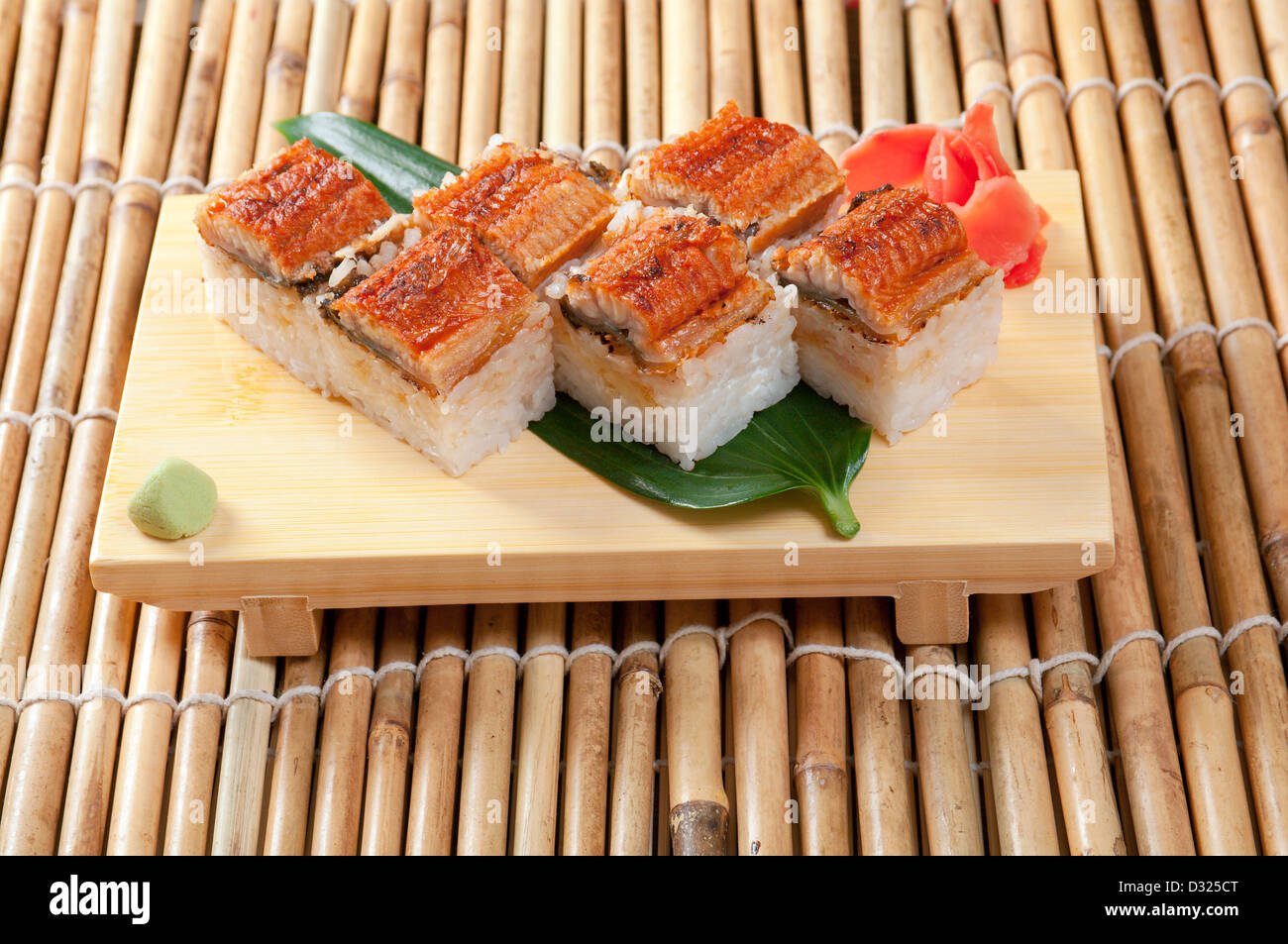I sushi giapponesi La cucina tradizionale cibo giapponese.Rotolo di anguilla affumicata Foto Stock