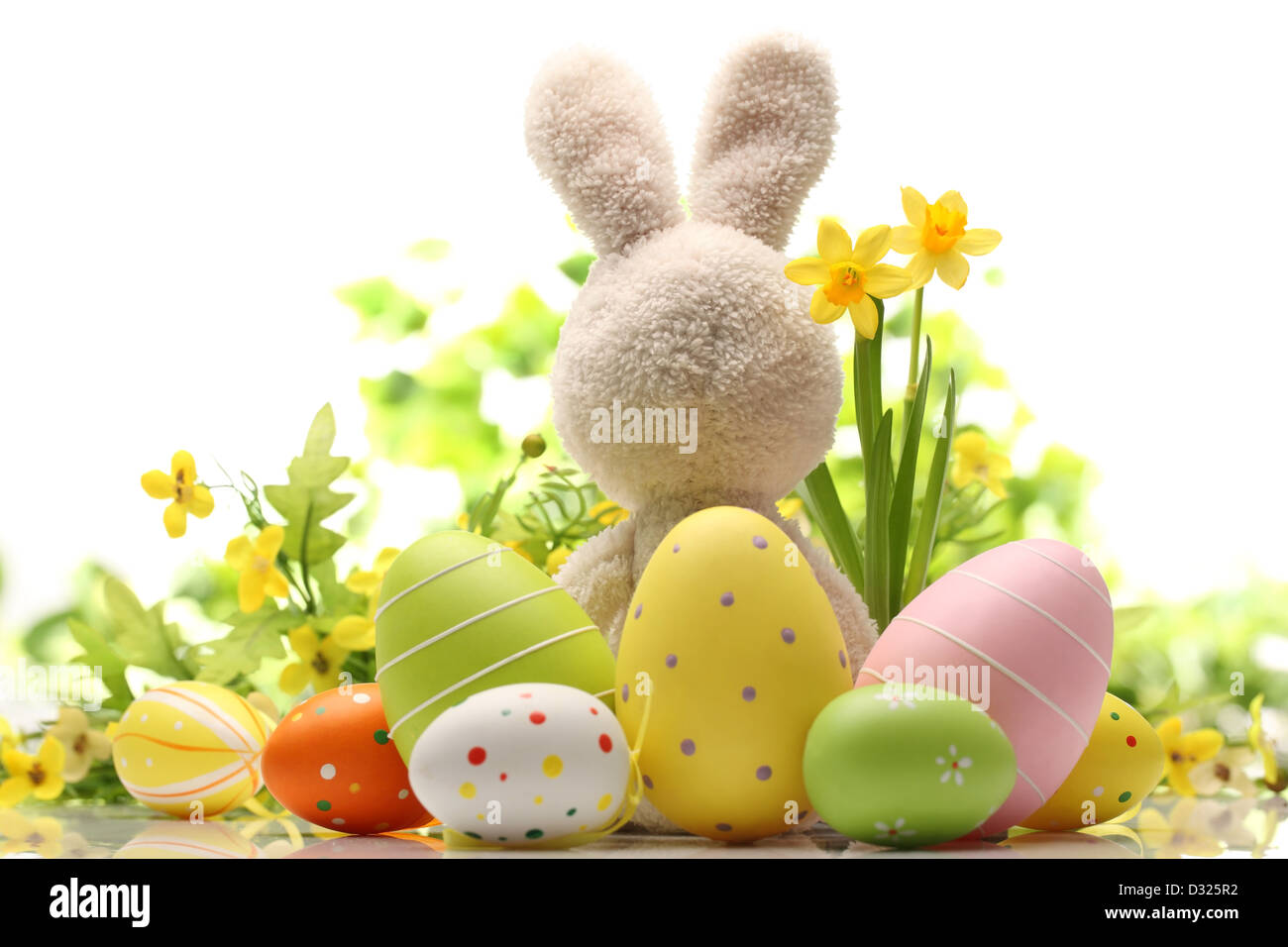 Decorazione di pasqua con zucchero coniglio,uova e fiori. Foto Stock