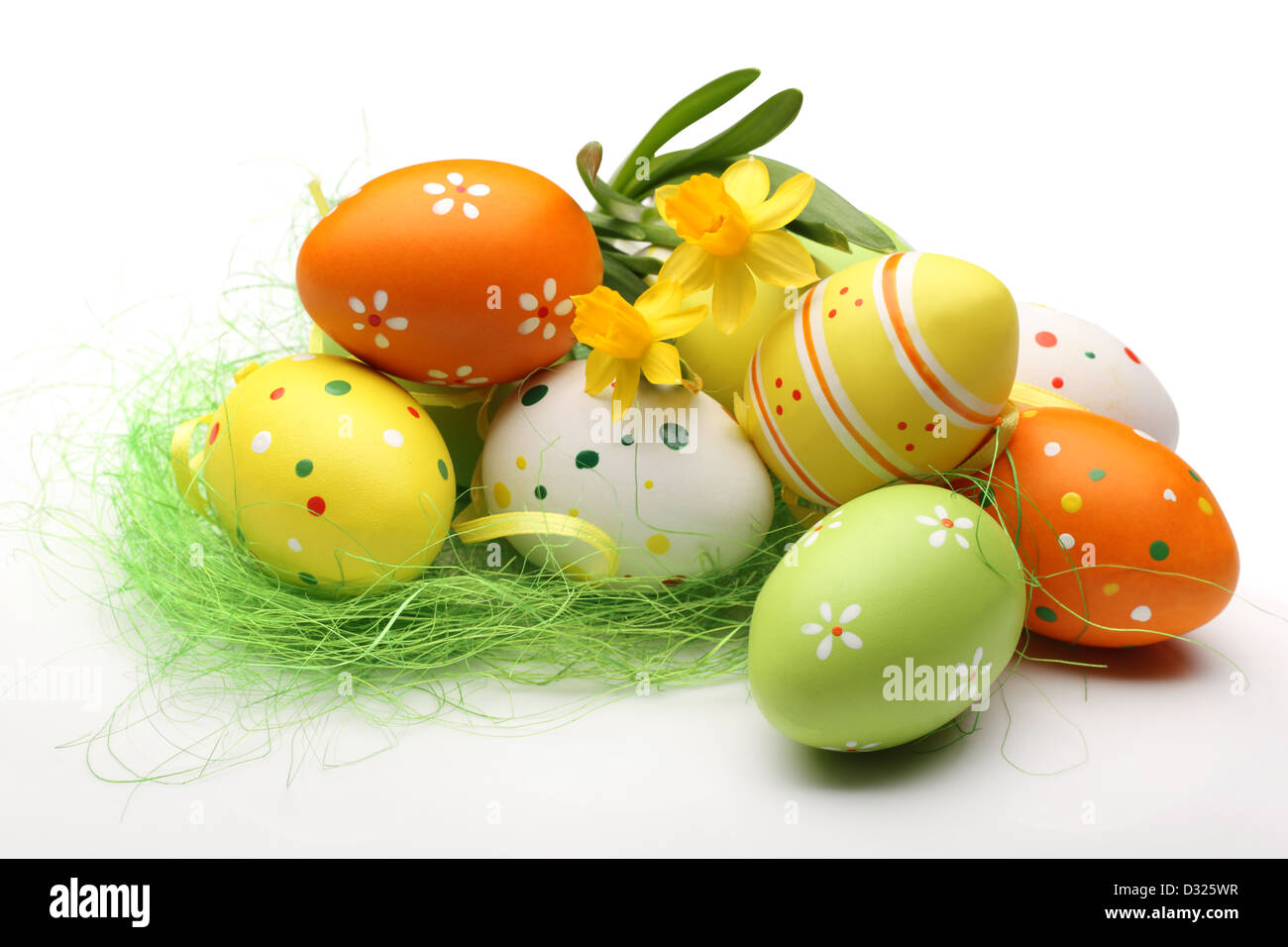 Narcisi e uova di pasqua su sfondo bianco. Foto Stock