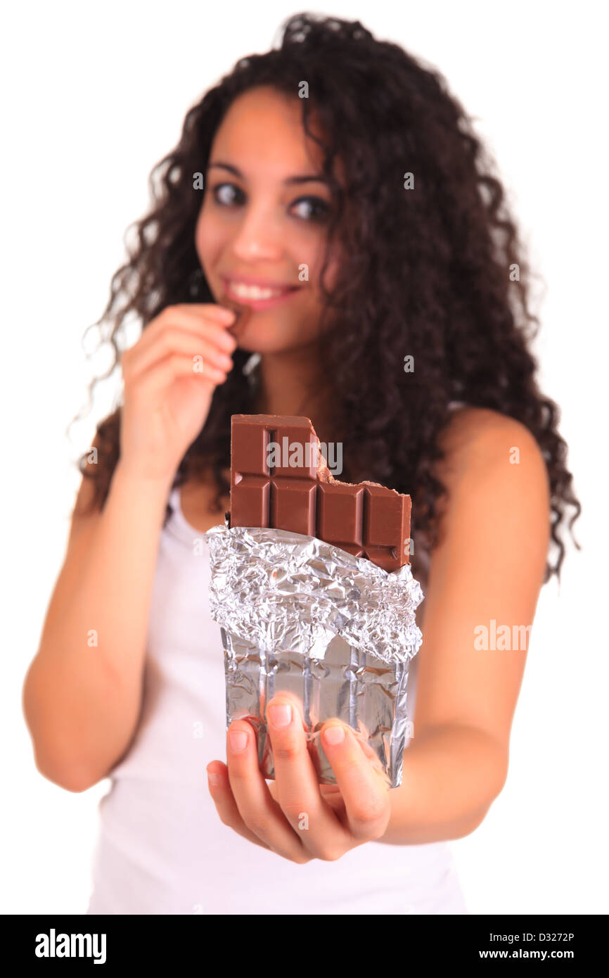 Bella donna africana tenendo la barra di cioccolato Foto Stock