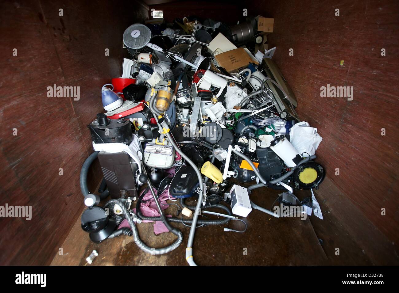 Scartare gli apparecchi elettronici vengono impilati in un contenitore consolidata per rottami di elettronica presso il riciclaggio Bahrenfeld park ad Amburgo, Germania, il 4 febbraio 2013. Foto: Christian Charisius Foto Stock