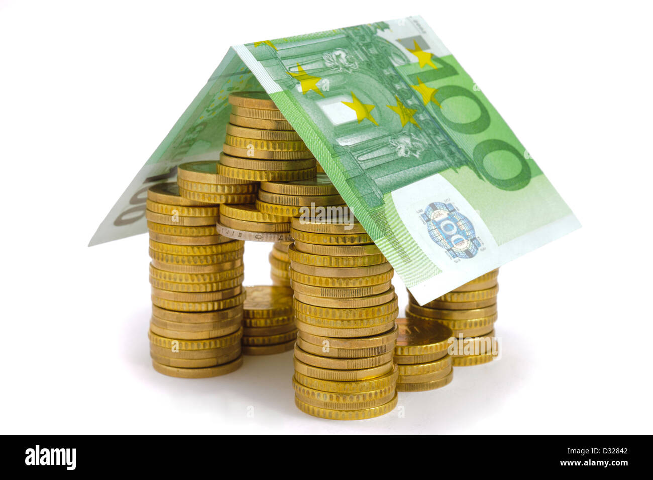 Modello di casa costruita con le monete in euro e la banconota come simbolo per finanziare o immobili Foto Stock