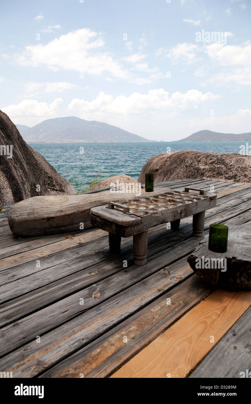 Legno naturale gioco con panche di legno sul ponte di legno sopra il livello del mare Foto Stock