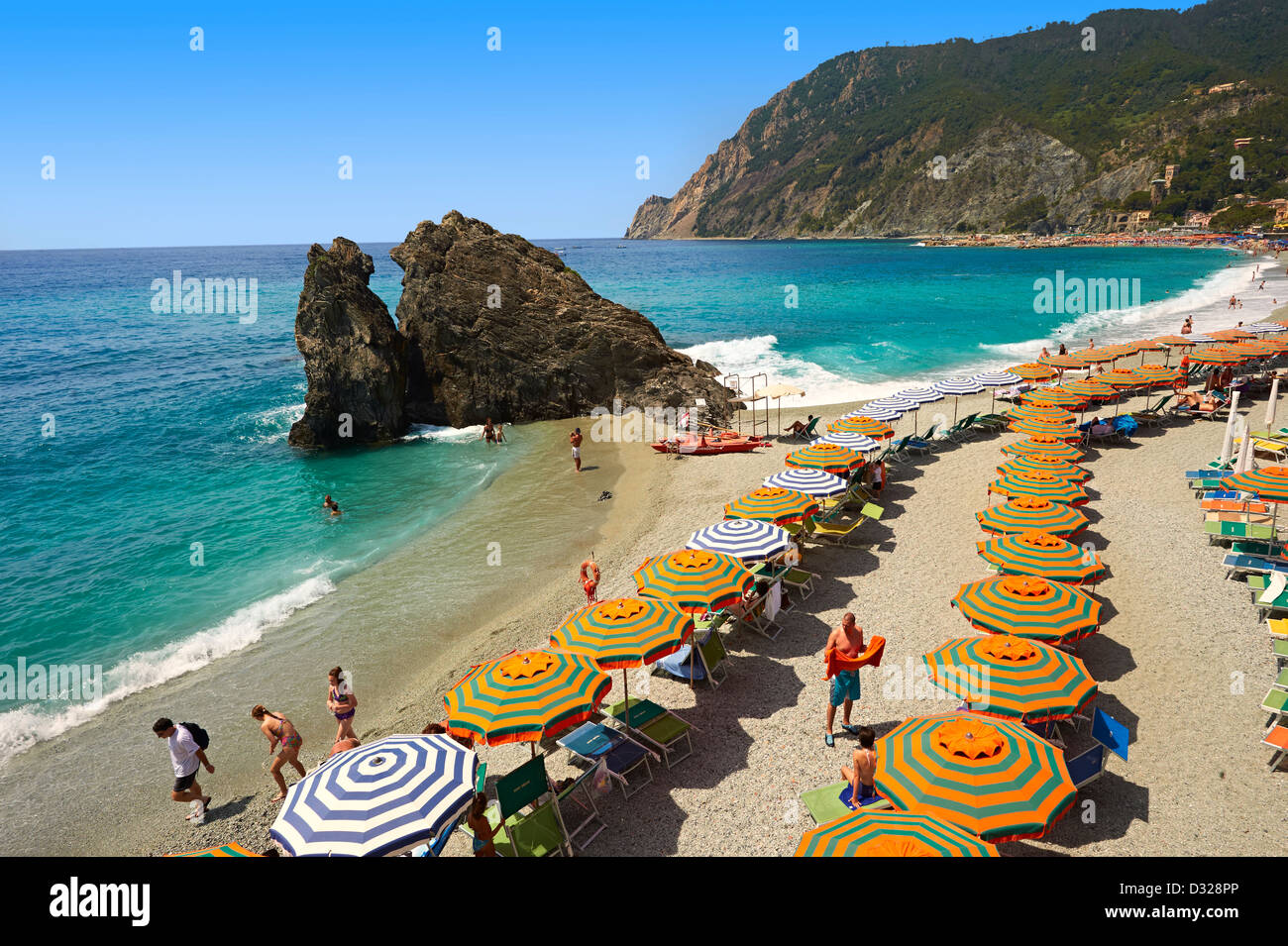 Foto di turisti a prendere il sole sulla spiaggia di Monterosso al Mare, Parco Nazionale delle Cinque Terre, Liguria, Italia Foto Stock