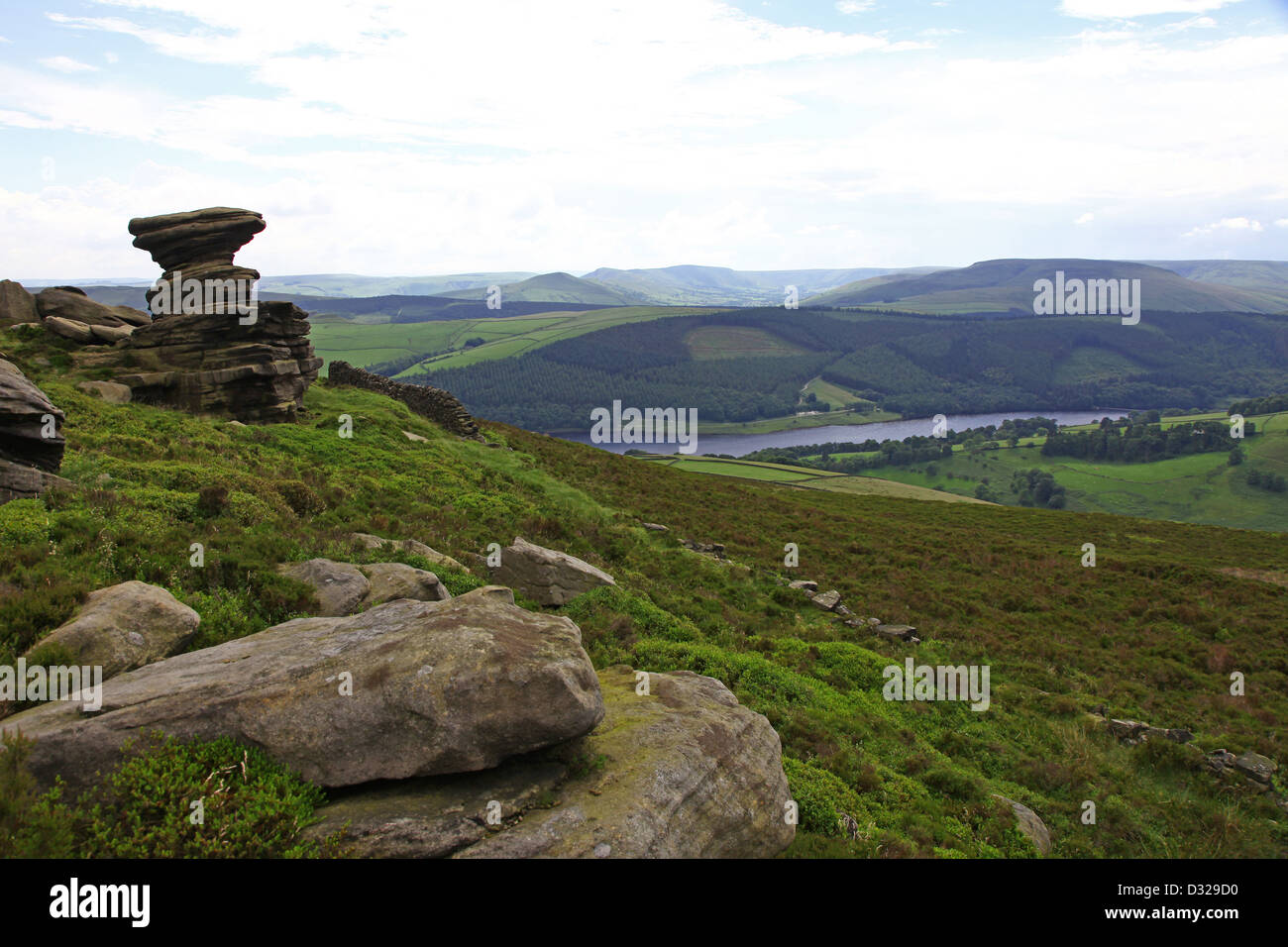 La cantina sale Weathered roccia arenaria forme Derwent bordo serbatoio Ladybower Parco Nazionale di Peak District Derbyshire Inghilterra Foto Stock